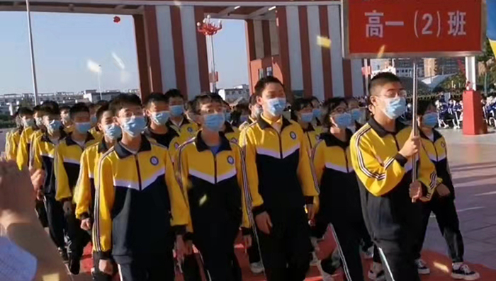 屹奧校服定制廠家助力莘莘學(xué)子走向理想的大學(xué)